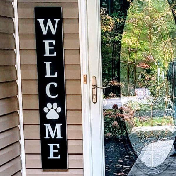 black custom welcome sign with paw print